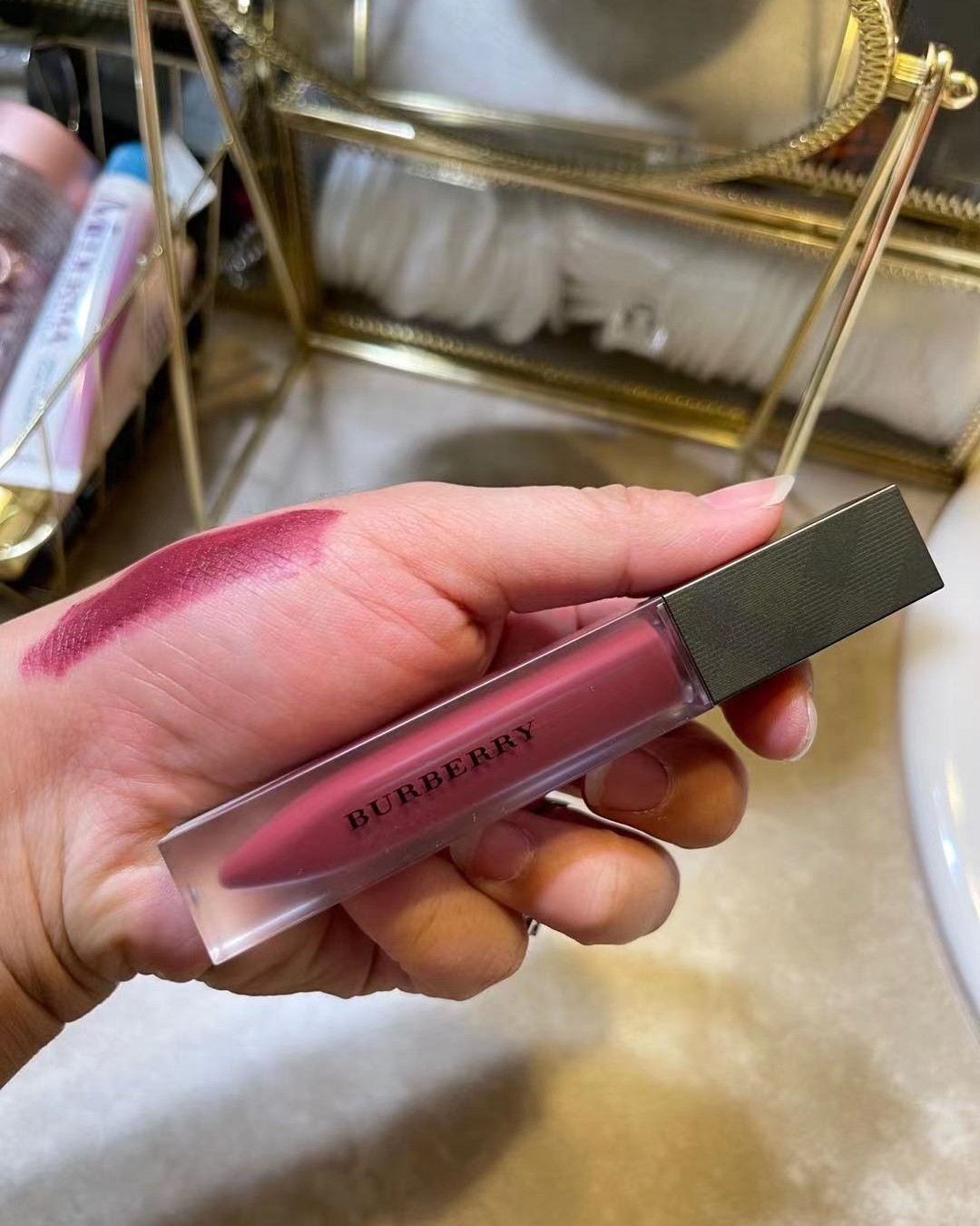 这支Burberry巴宝莉唇釉53号色类似牛血色  唇釉的外