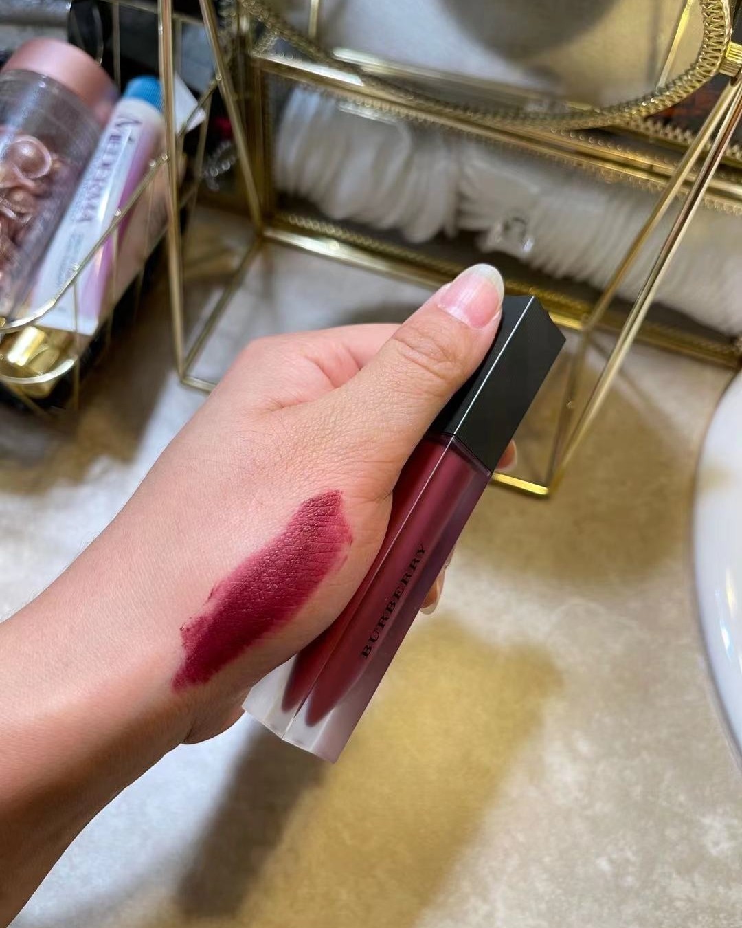 这支Burberry巴宝莉唇釉53号色类似牛血色  唇釉的外