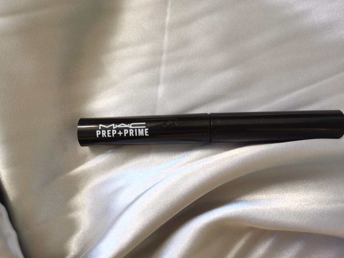 ✅MAC妆前打底唇膏，亮面黑色的外壳，整体造型纤长很有美感；