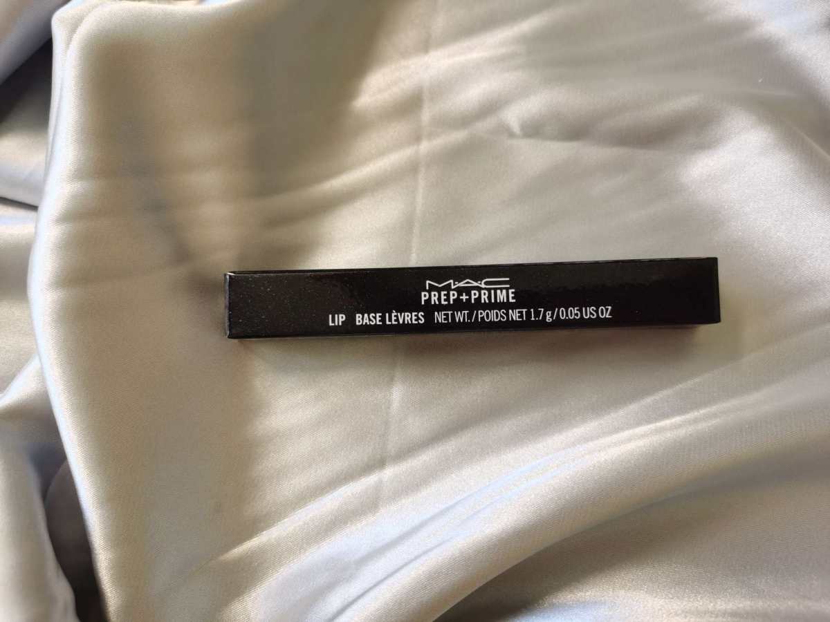 ✅MAC妆前打底唇膏，亮面黑色的外壳，整体造型纤长很有美感；