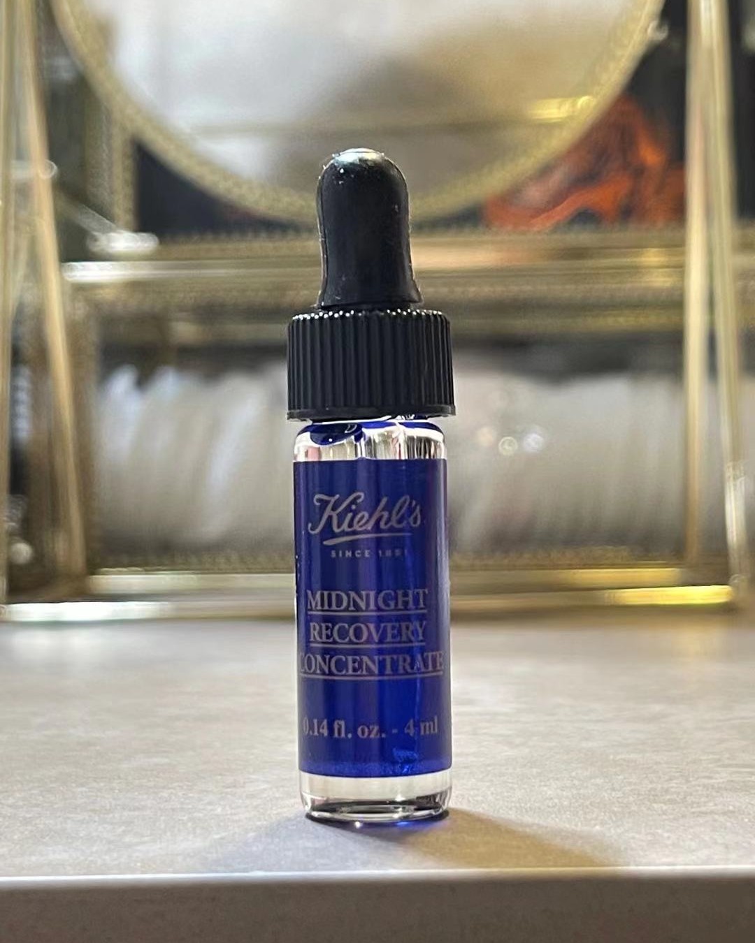 如果你家里没有油类的精华，你可以囤一瓶这款夜间修护精华，用着