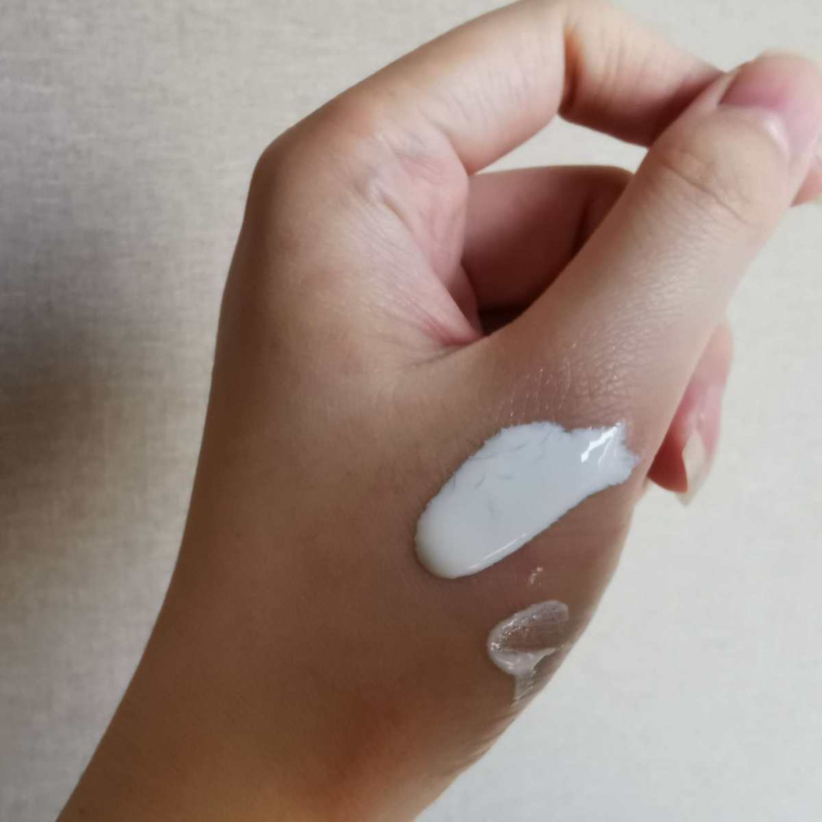 之前亚马逊海外购下单买东西的时候，顺便凑单下了一只艾诺维的霜