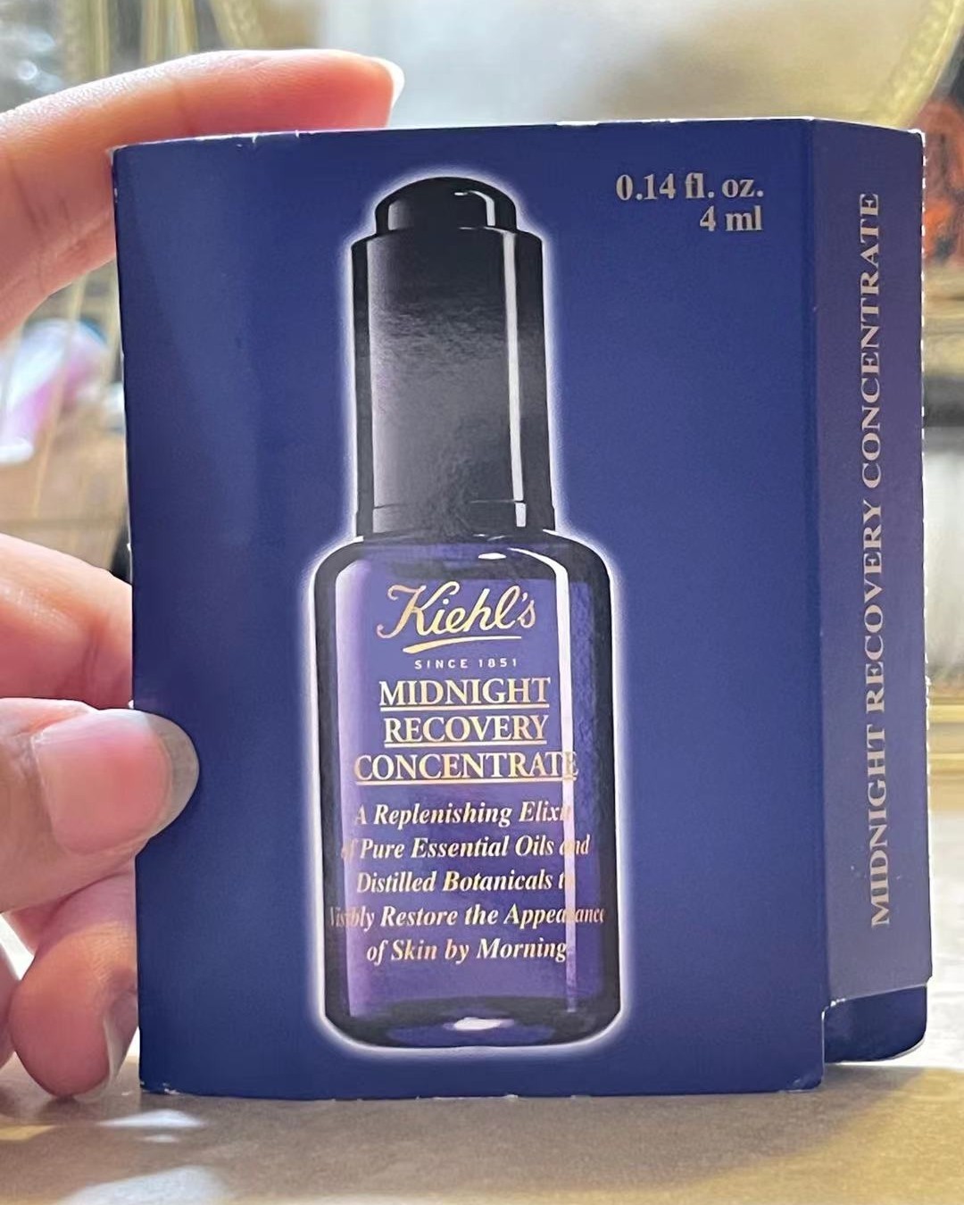 如果你家里没有油类的精华，你可以囤一瓶这款夜间修护精华，用着