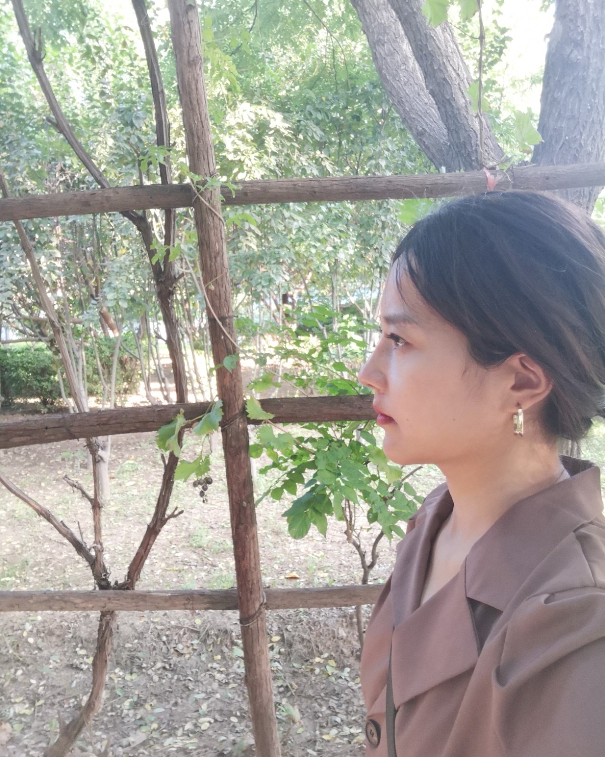 1⃣上衣 今天穿的是咖啡色的西装短袖上衣，丝滑质感，气质高级