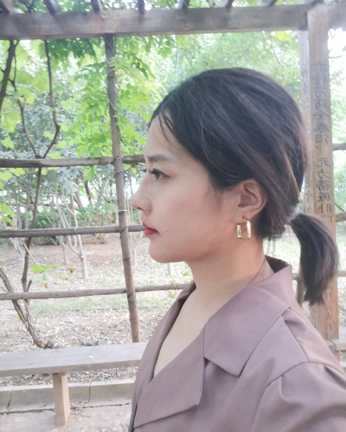 1⃣上衣 今天穿的是咖啡色的西装短袖上衣，丝滑质感，气质高级