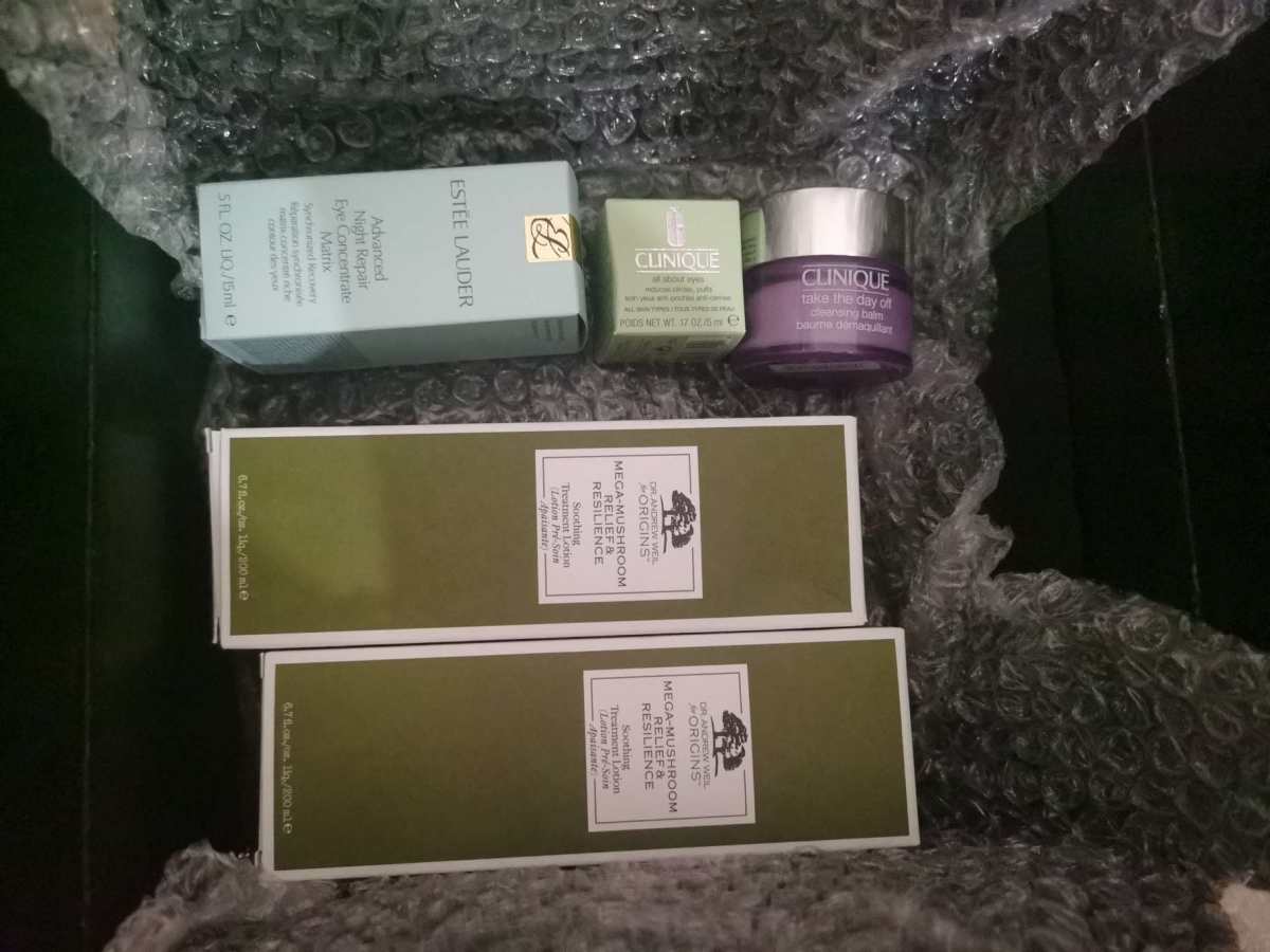 雅诗兰黛官网的眼精华，眼霜精华二合一，很喜欢，我觉得比抗蓝光