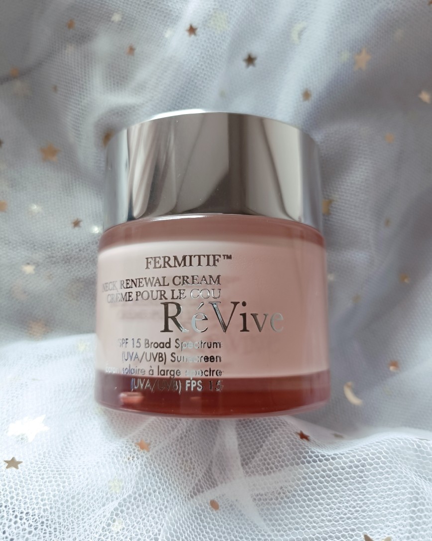 颈部是非常能看出年龄的部位，所以千万不要忽略。而且颈部肌肤比