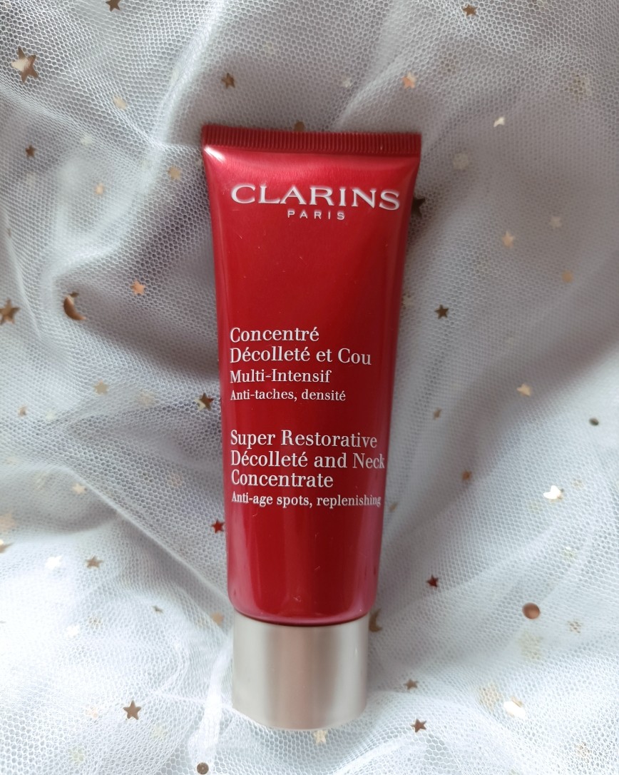 颈部是非常能看出年龄的部位，所以千万不要忽略。而且颈部肌肤比