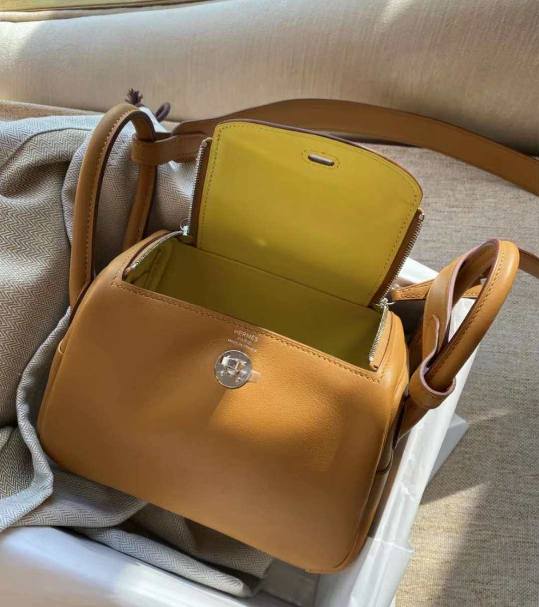 爱马仕mini lindy 2S芝麻色 内拼柠檬黄  超可爱