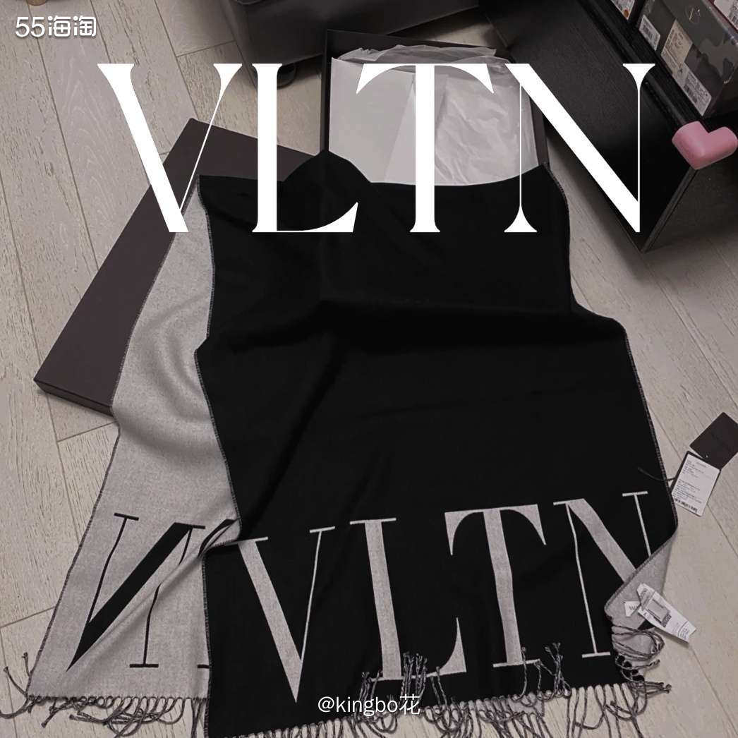 🔴秋冬时期街拍必备！华伦天奴 VLTN 围巾来了，简约百搭