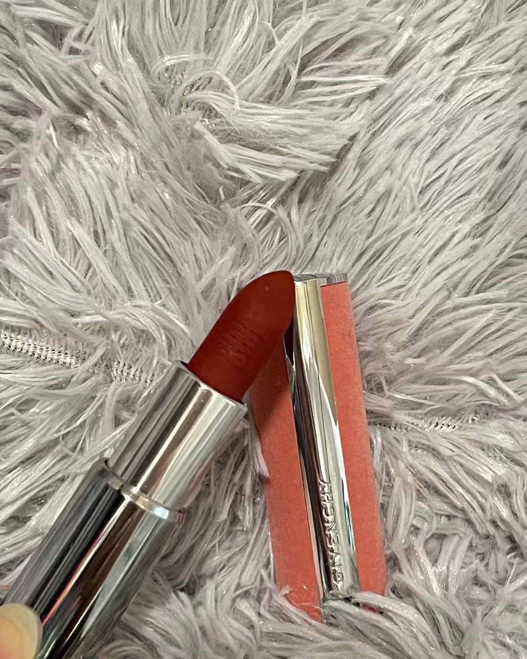 纪梵希粉丝绒口红💄，外观很高大上，挺喜欢，  颜色属于玫瑰