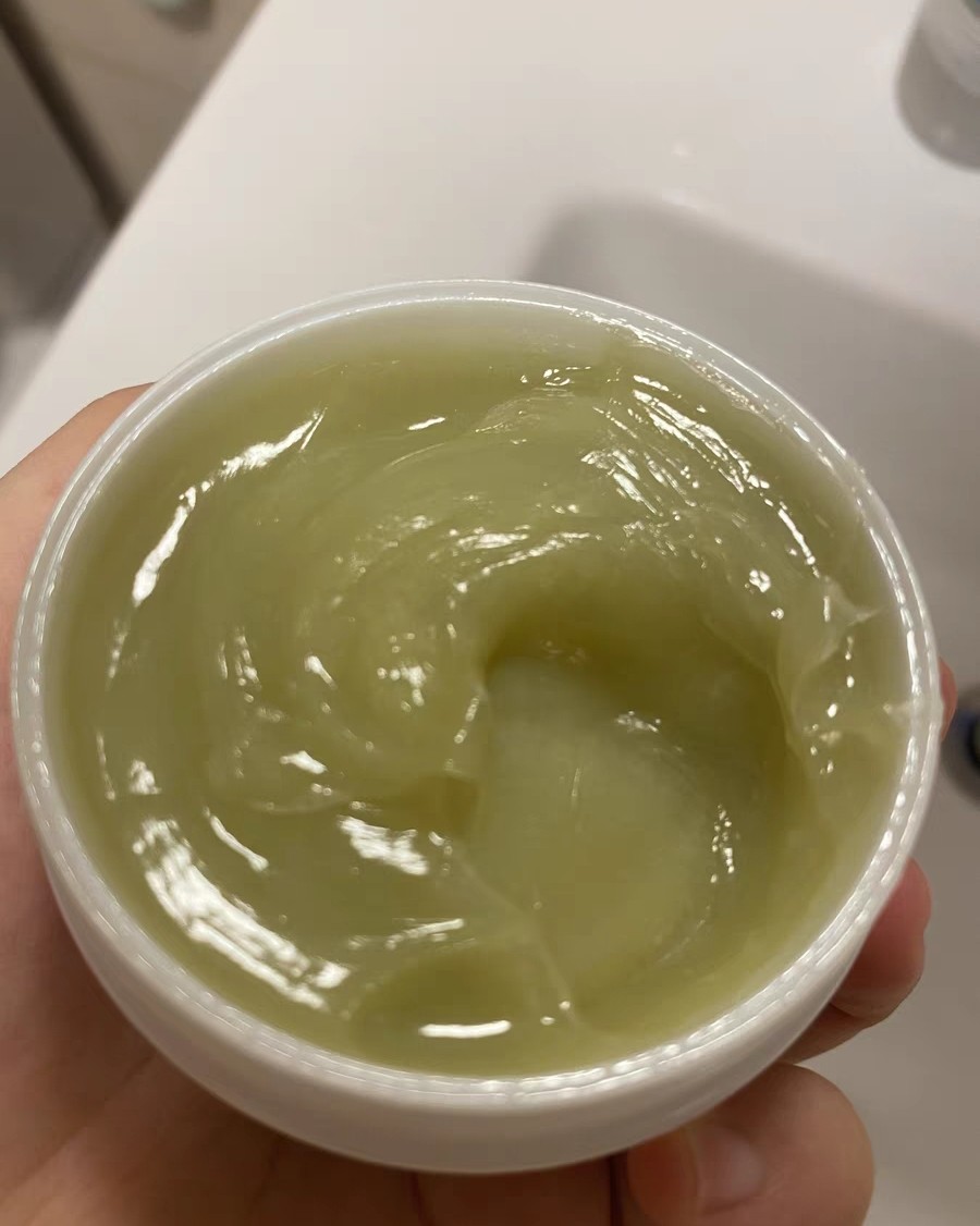 ✨这款卸妆膏，质地虽然看着有点厚重，但是使用起来很温和，还有