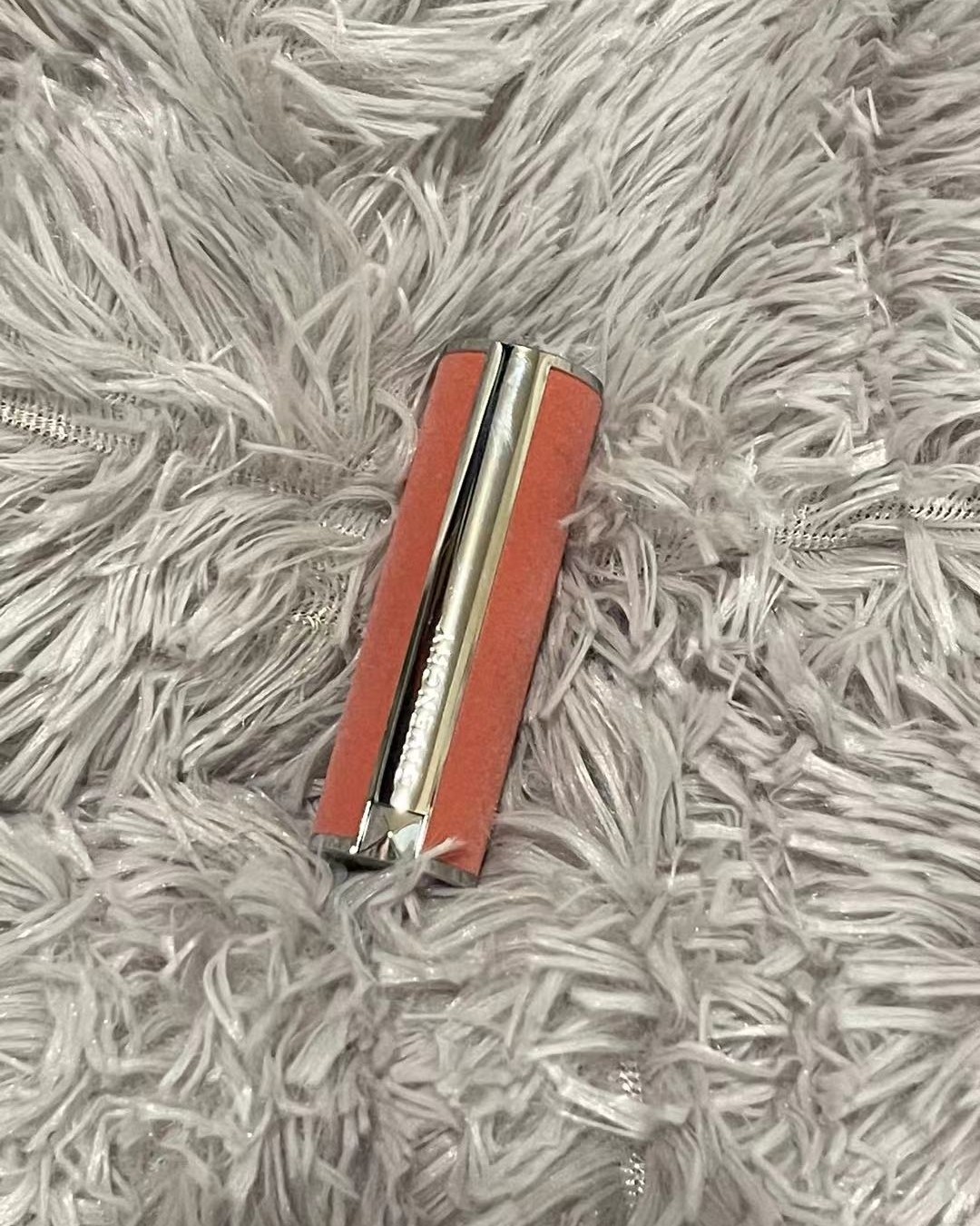 纪梵希粉丝绒口红💄，外观很高大上，挺喜欢，  颜色属于玫瑰