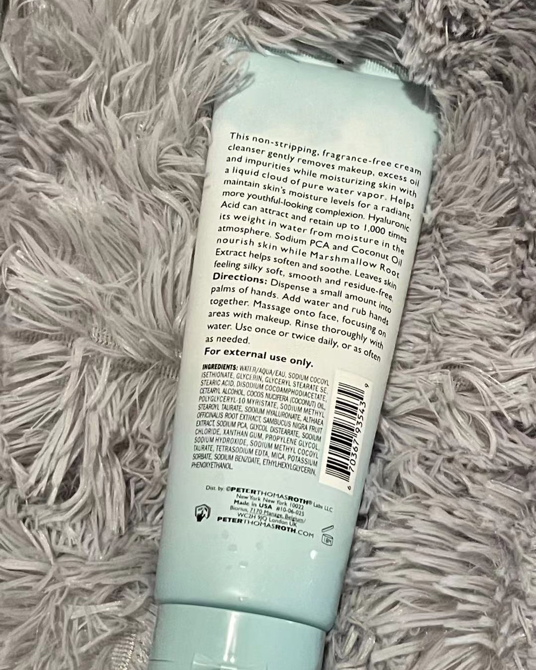 这个彼得罗夫洗面奶它的主要成分：  玻尿酸—有助于保持皮肤的