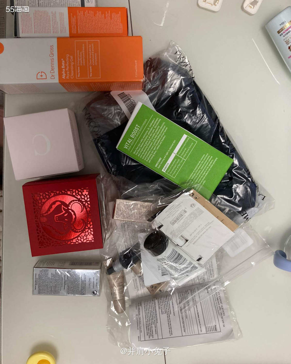 昨天收到了吉时八月买的香缇卡钻石面膜那一波货，果然日期不咋滴