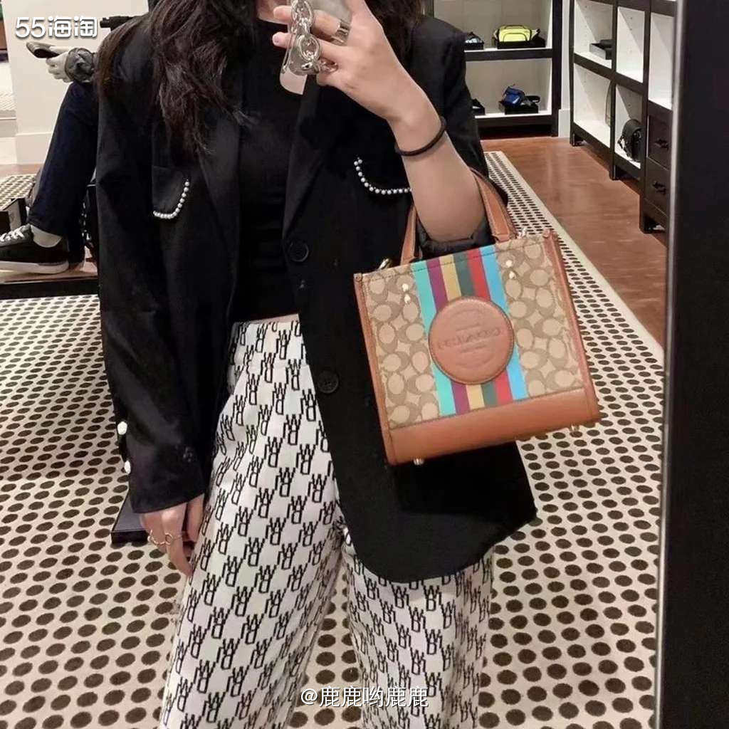 . 👜 盯上了蔻驰的新品了，最近是上新了很多Dempsey