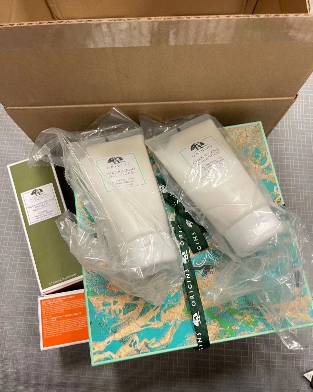 Origins 悦木之源洁面属于**回购款，还送蘑菇水和小样