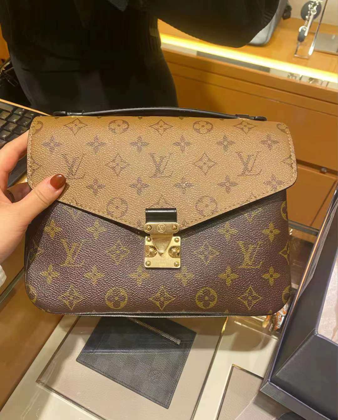 LV 老花 拼色邮差包 一年四季都百搭的款 拼色超级难买～有