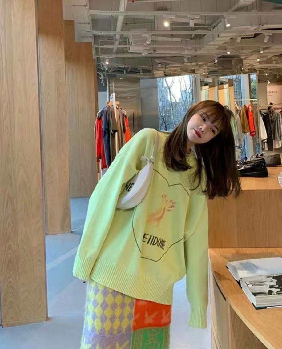 国现   微**  we11done 黄色香蕉爱心字母毛衣 