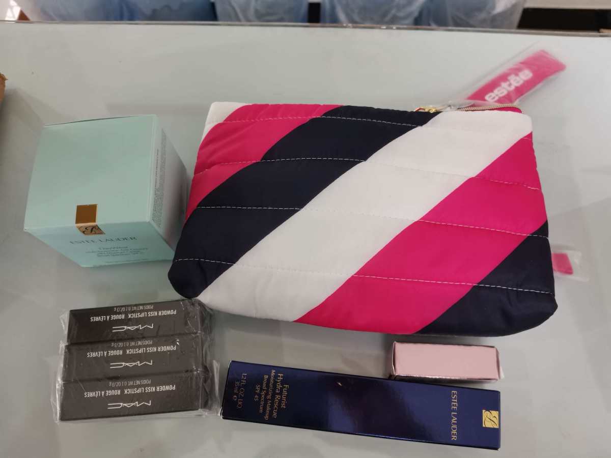 大约8月份时候，MAC官网买的口红，漏发了，给客服反馈后很爽