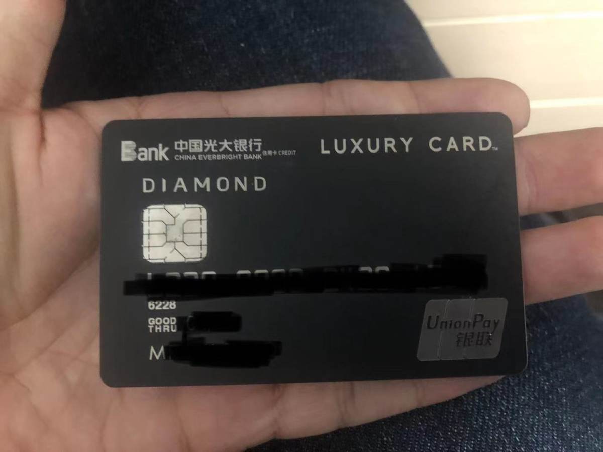 luxury card是一个高级卡品牌，国内目前有两家在发行