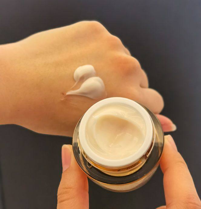 雅诗兰黛智妍面霜50毫升大概有多重？雅诗兰黛智妍面霜入库转运