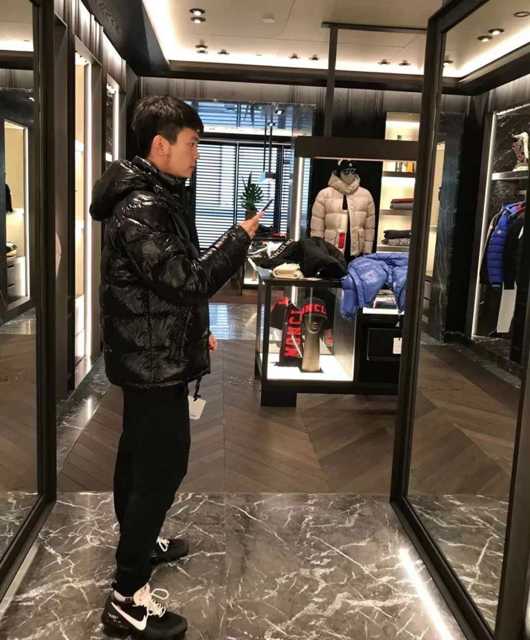 Moncler 羽绒服 经典maya   男款 黑色  国现