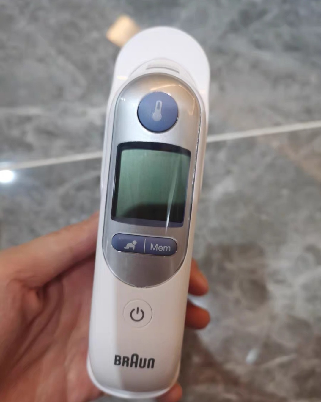✅宝宝发烧是最愁人的时候，量体温不配合不说，用普通的体温计又