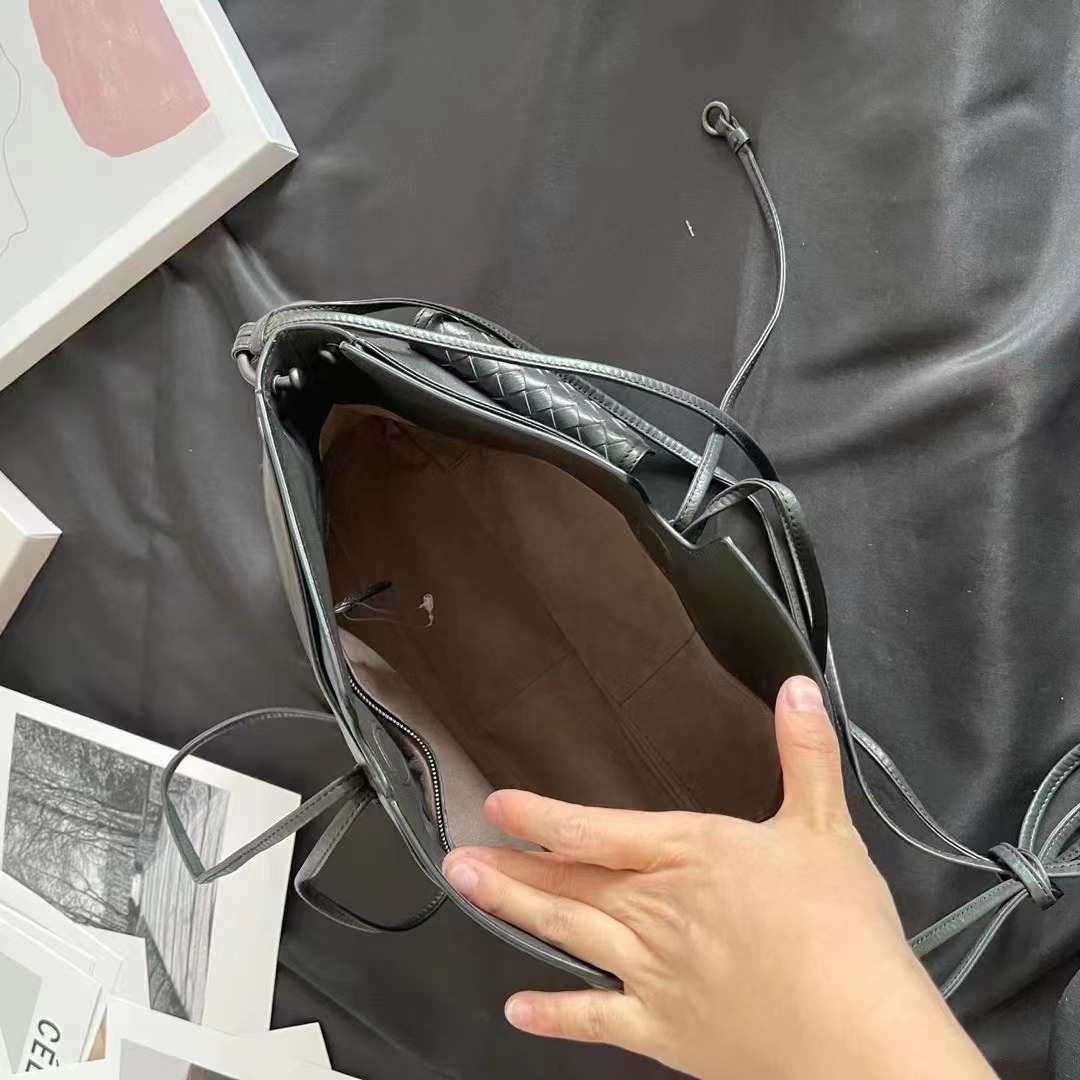 折扣捡漏  BV邮差包 是那种石墨灰的颜色！  可以腋背 原