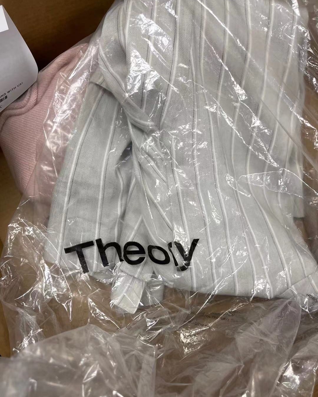 Theory衣服 开箱喽！   超喜欢Theory的衣服，尤