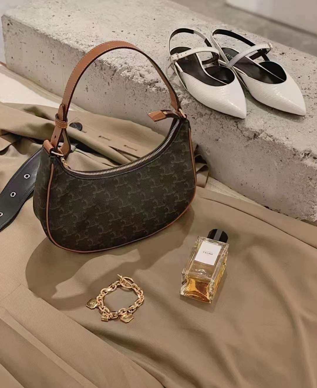 在途现货  Celine 爆款老花腋下包  断货款，还剩一个