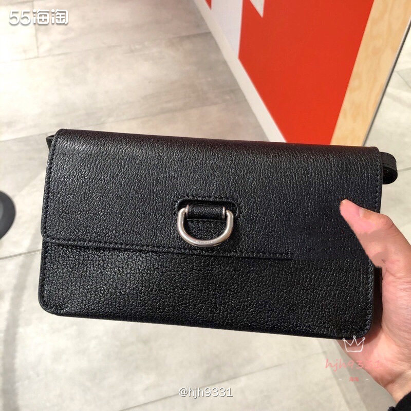 ✨BURBERRY 是英国的奢侈品品牌，旗下有服装、配饰、鞋