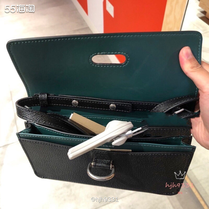 ✨BURBERRY 是英国的奢侈品品牌，旗下有服装、配饰、鞋