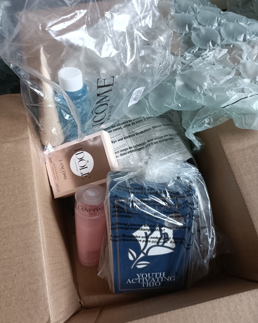 9月下单的兰蔻到了，当时兰蔻有8折还是75折优惠，我买了双瓶