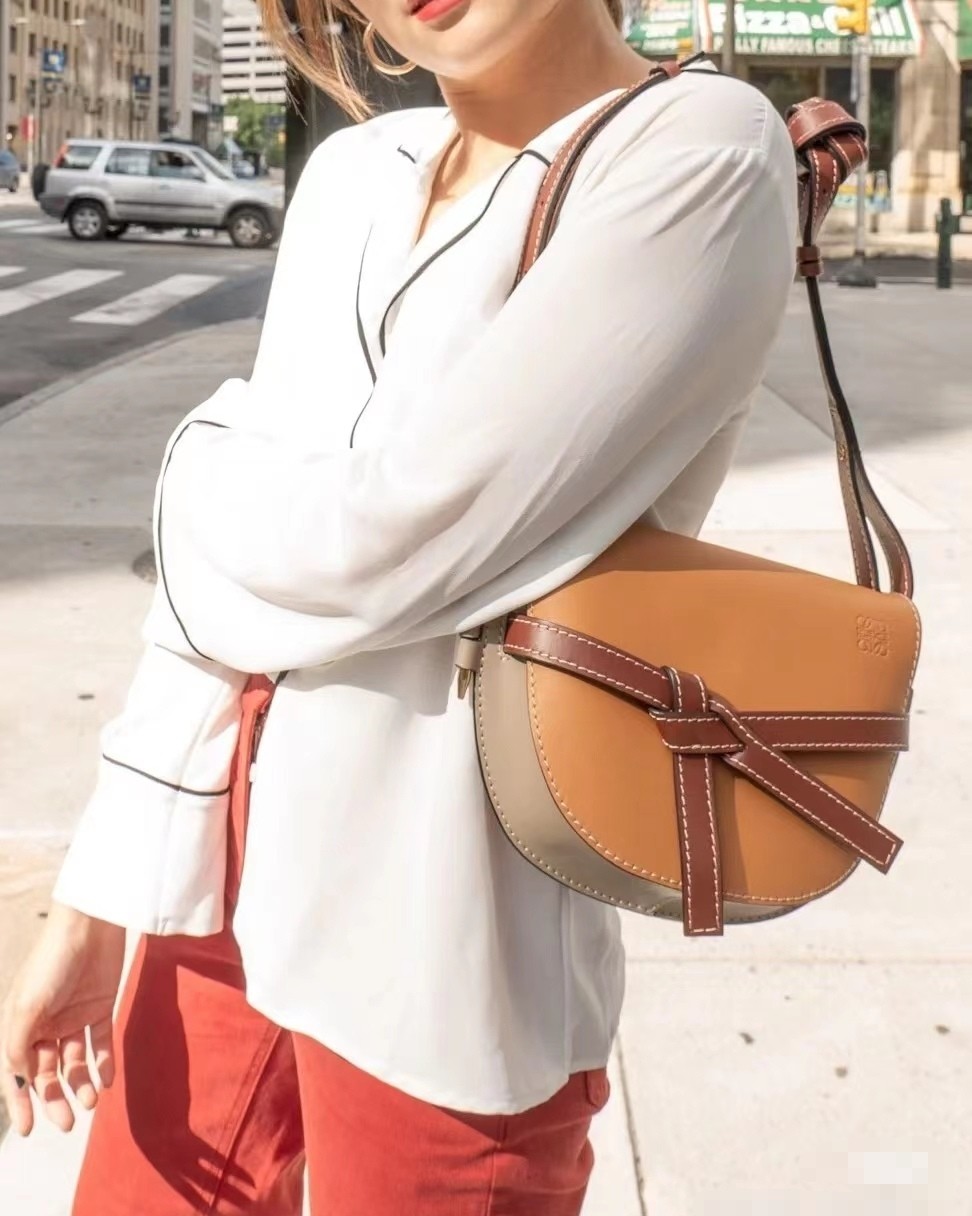 国内现货  Loewe 焦糖色Gate 小号 巨折蹲到一只 