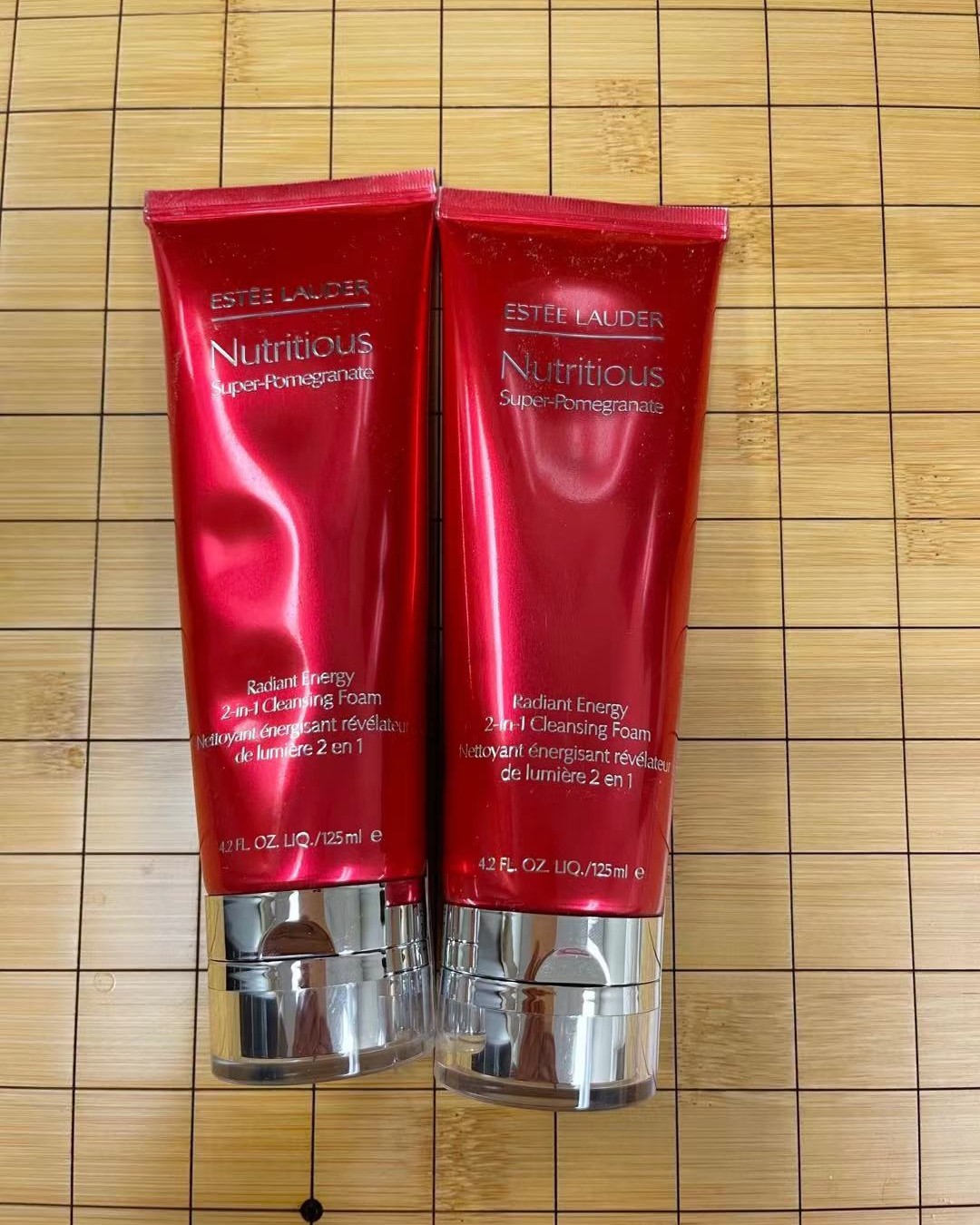 雅诗兰黛红石榴洗面奶可以说是非常经典的了，也是两用型洁面，深