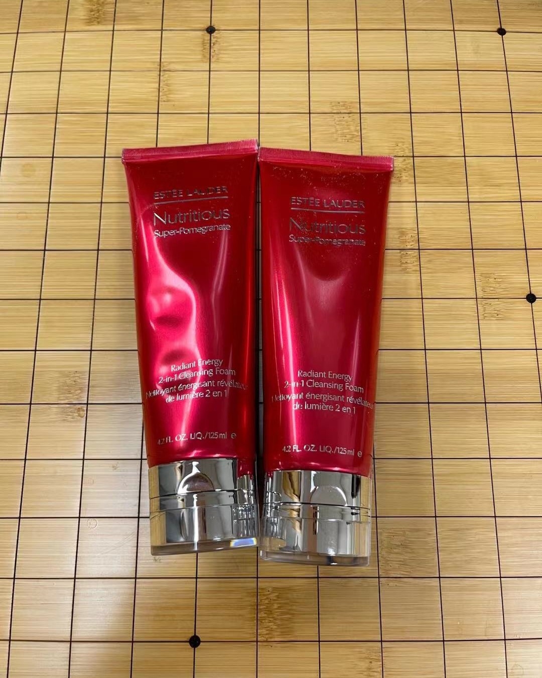 雅诗兰黛红石榴洗面奶可以说是非常经典的了，也是两用型洁面，深