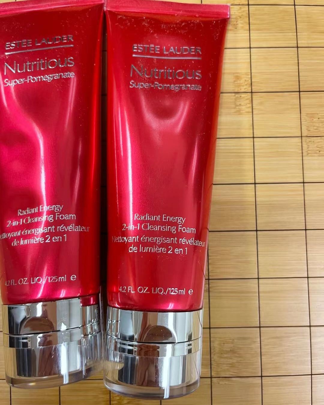 雅诗兰黛红石榴洗面奶可以说是非常经典的了，也是两用型洁面，深