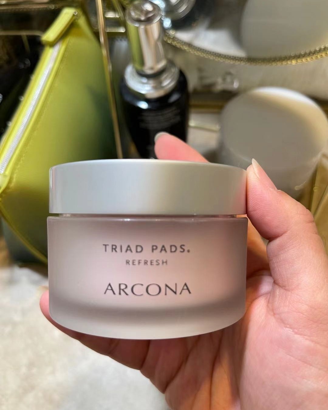 在这之前是用卸妆水卸妆，总感觉卸不干净，用卸妆膏吧，又觉得黏