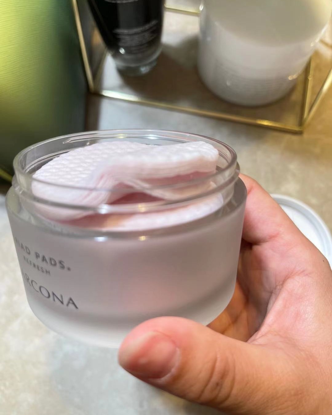 在这之前是用卸妆水卸妆，总感觉卸不干净，用卸妆膏吧，又觉得黏