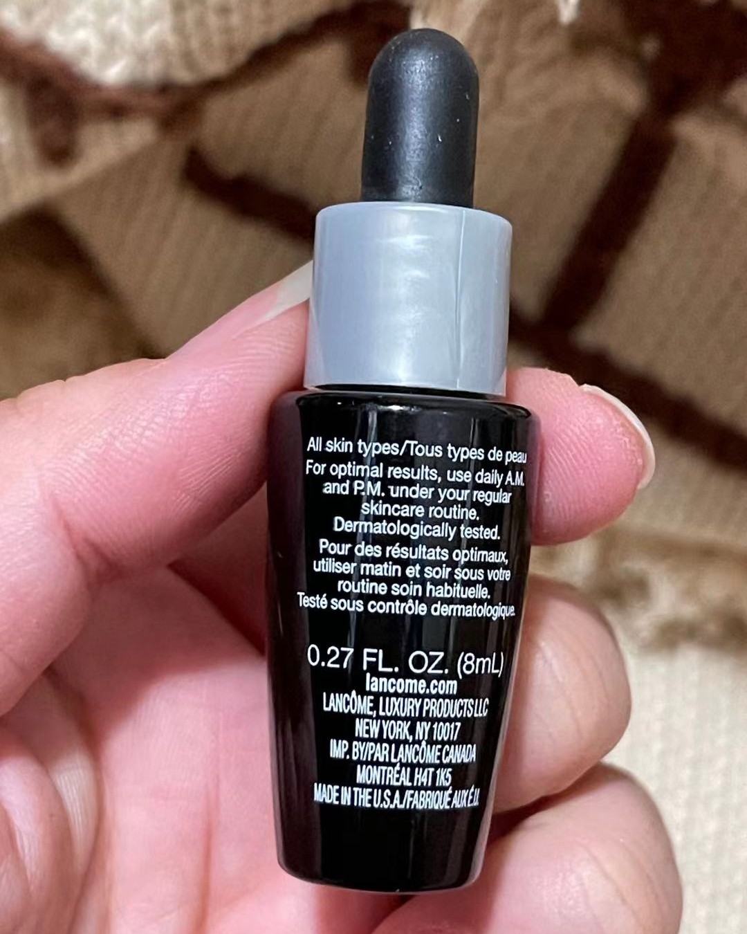 这款兰蔻小黑瓶质地，蛋清状，流动性强，非常轻薄，不黏腻，好吸