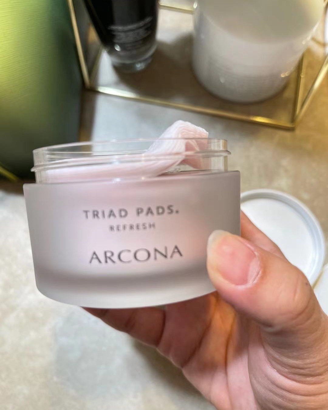 在这之前是用卸妆水卸妆，总感觉卸不干净，用卸妆膏吧，又觉得黏