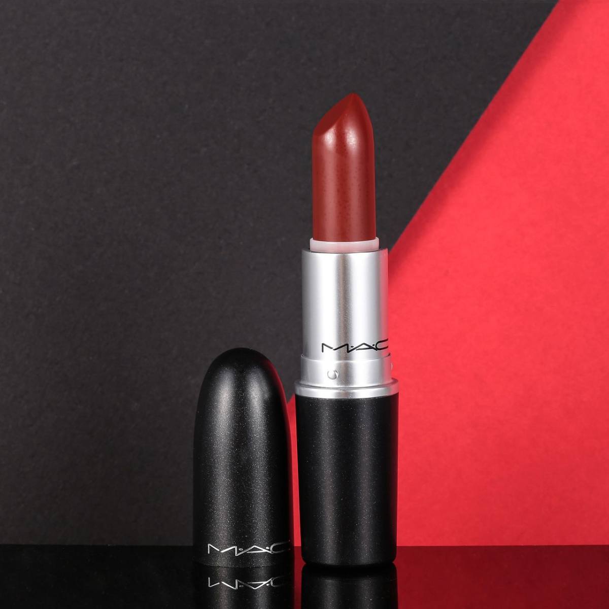MAC化妆品是雅诗兰黛化妆品集团旗下第一个非由兰黛夫人自创的