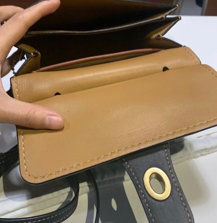 👉🏻 蔻驰Willis 18系列黑色手提包，搭配vint