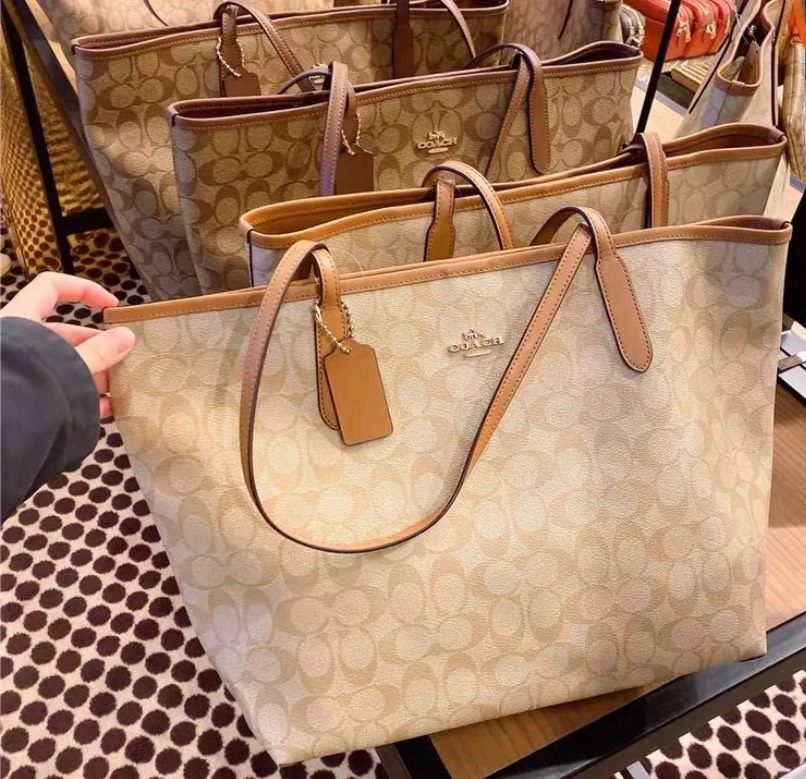 👉🏻 coach奶茶色老花托特包，你拥有了吗？  🕰很