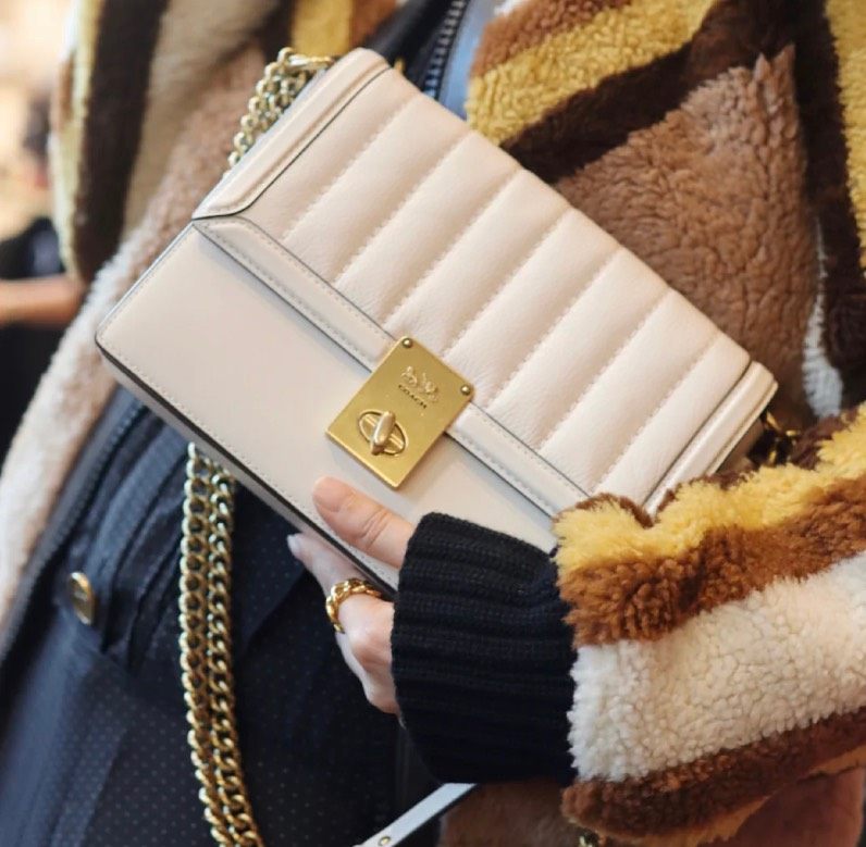 👉🏻 coach蔻驰哈顿小方包，一包两用省钱还省事。  