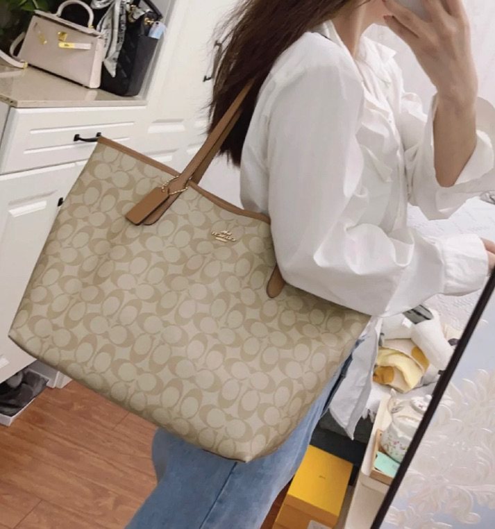 👉🏻 coach奶茶色老花托特包，你拥有了吗？  🕰很