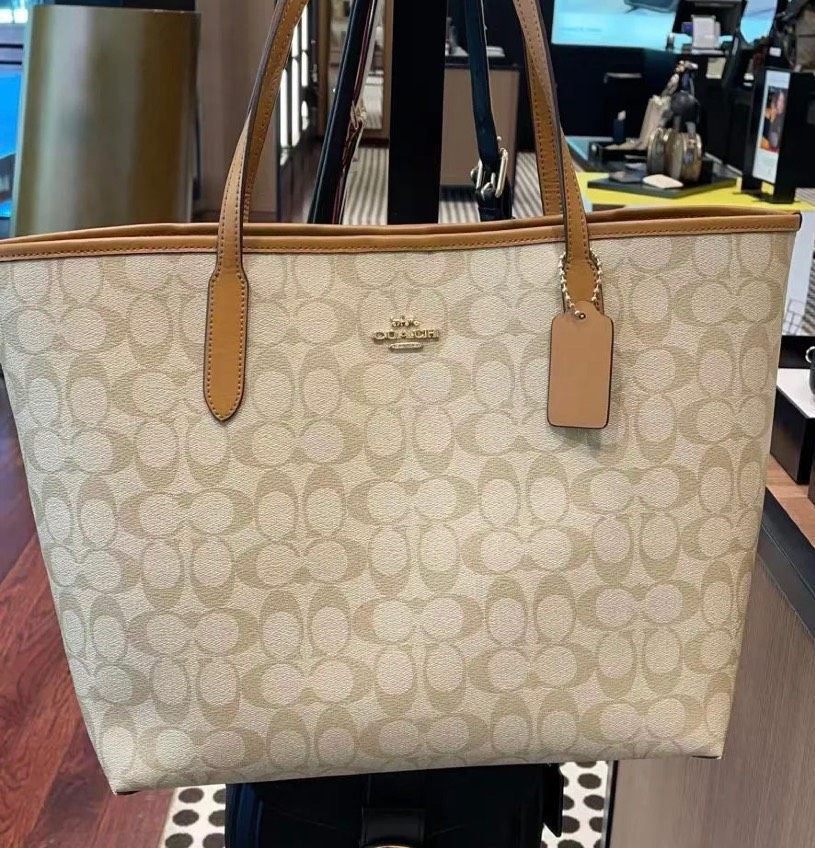 👉🏻 coach奶茶色老花托特包，你拥有了吗？  🕰很