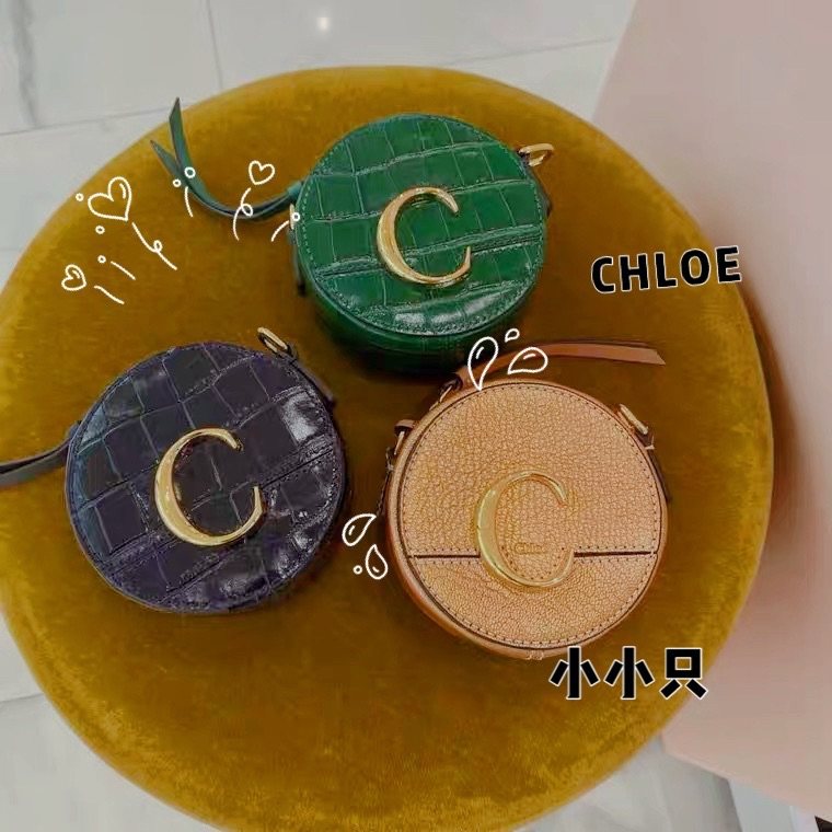 👉🏻 蔻依牛皮鳄压纹斜挎包，mini小包点缀秋日。  �