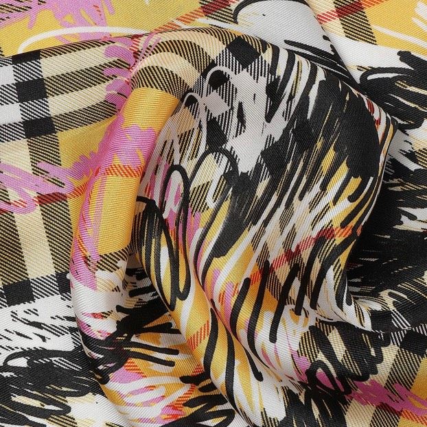 👉🏻 burberry经典系列小方巾，真丝触感值得拥有。